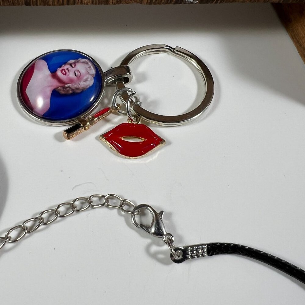 Marilyn Monroe Pendant Necklace & Keychain Set - Picture 3 of 3